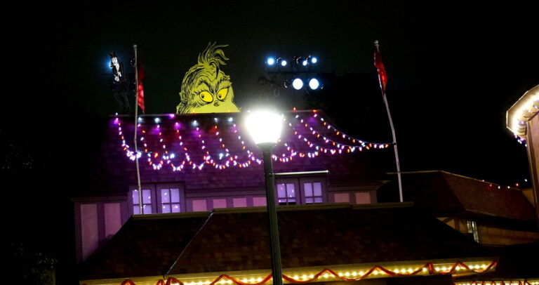 December Nights 2019 - Mister Snark Lurking In Whoville Meeting The Grinch